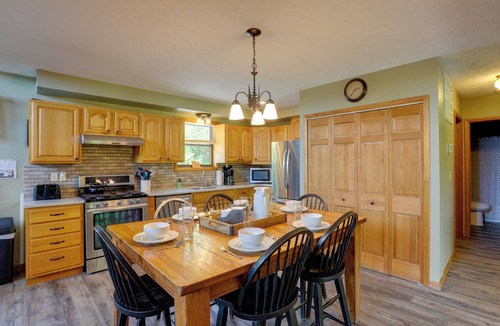 Benezette Cabin | 3-Acre Benezette Cabin: Hot Tub, Grill & Mtn View