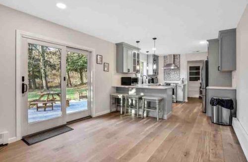 Marlboro House | 3 Bedroom Hilltop Escape with 5 Private Acres and Hot Tub