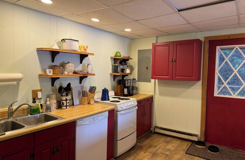 Hadley Cabin | 3 Bedroom Lakefront cabin - no crossing the road to get to the lake!