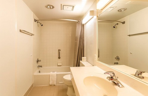 Edgewood Hotel | 3 Pet-Friendly Rooms Near Flying Point Park w/On-Site Dining