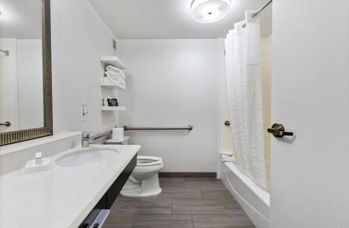 East Texas Hotel | 3 Units w/Breakfast for Exploring Wildwater Kingdom and Dorney Park