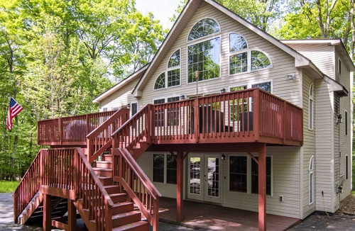 Locust Lake Village Ski Chalet | ★3000ft²★Family-Oriented★2 Living Spaces★XL Deck★Lakes/Beaches★Sleeps 16