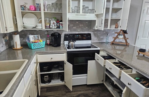 Cabot House | 3bd/2bth Home, king/queen bds,crib, RV/trailer parking, pet fence, massage chair
