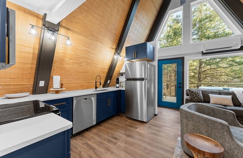 Omaha Cabin | 3BR Cabin Nestled by CricketCreek Private hot tub