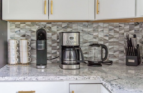 Gardiner House | 4 BD stunning mountain views family home w/hot tub, sauna, and fire pits