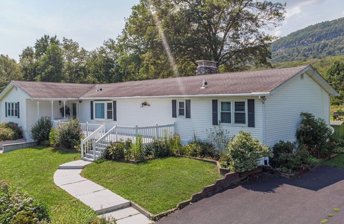 Gardiner House | 4 BD stunning mountain views family home w/hot tub, sauna, and fire pits