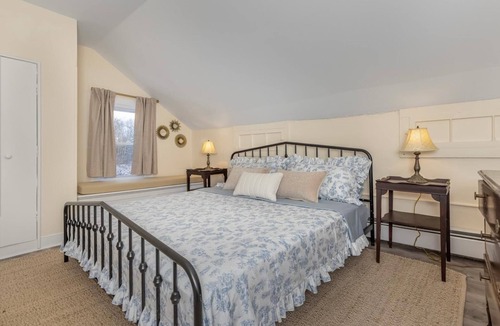 Wallkill Other | 4-bedroom Cozy farmhouse with fireplace and sunroom