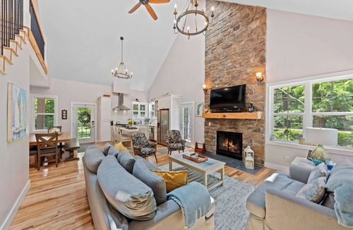 Harbert House | 4 BR 4 BA Cottage - Walk to Private BEACH!
