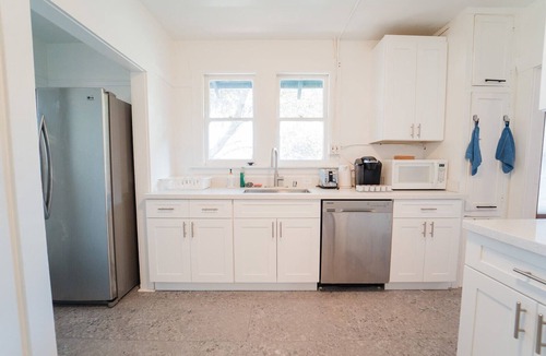 Mosswood Apartment | 425A- Upper 2B1B Unit Gated Parking near Bart & FW, shops and restaurants
