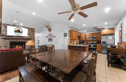 Ridgedale House | 4BR Table Rock Lakefront Lodge w/Hot Tub Sleeps 12 Near Branson Free Group Tickets
