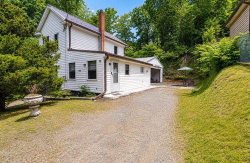 Berkeley Springs House | 5-Min Walk Downtown +Fireplace + Office
