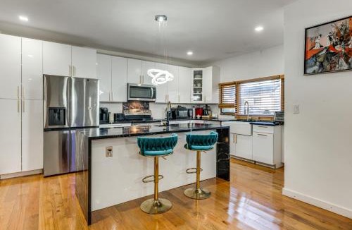 Alden Manor House | 8 Mi to Jones Beach State Park! Cozy Home w/Porch