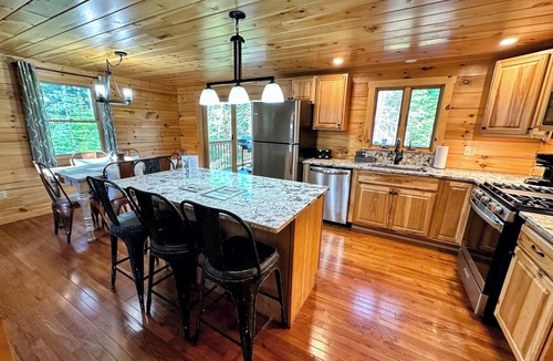 Bethlehem Ski Chalet | 80pvr Log Home 20min to Bretton Woods! AC, Hot Tub, Wifi, Cable, Fireplace, Fire pit