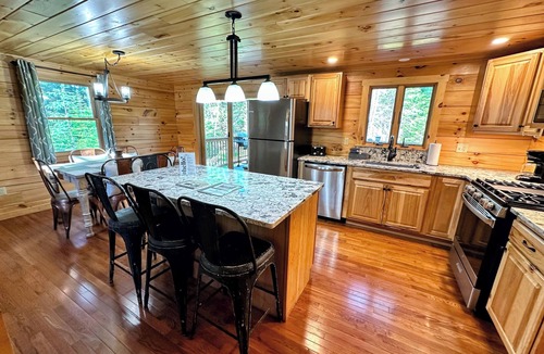 Bethlehem Ski Chalet | 80pvr Log Home 20min to Bretton Woods! AC, Hot Tub, Wifi, Cable, Fireplace, Fire pit