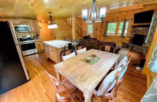 Bethlehem Ski Chalet | 80pvr Log Home 20min to Bretton Woods! AC, Hot Tub, Wifi, Cable, Fireplace, Fire pit