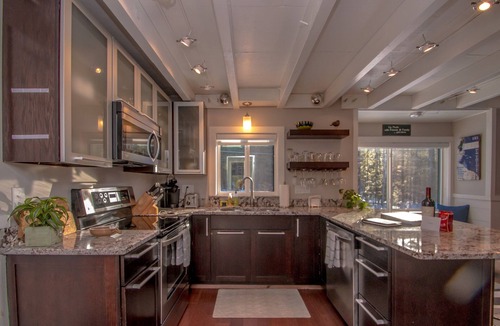 Alpine Village House | A Notch Above: Next to Attitash, close to Storyland, Saco River & North Conway