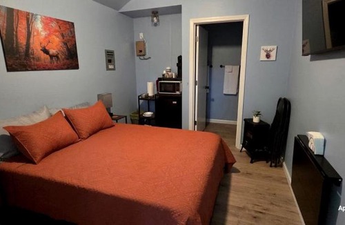 Board Camp House | Accessible Cabin Escape with Cozy Woodland Charm in Mena, Arkansas
