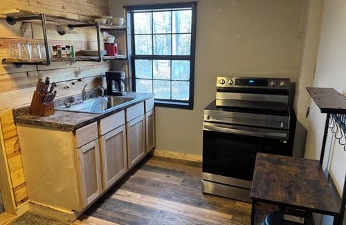 De Valls Bluff Cabin | Adorable 1-bedroom cabin in The Woods De Valls Bluff, AR…. near The White River