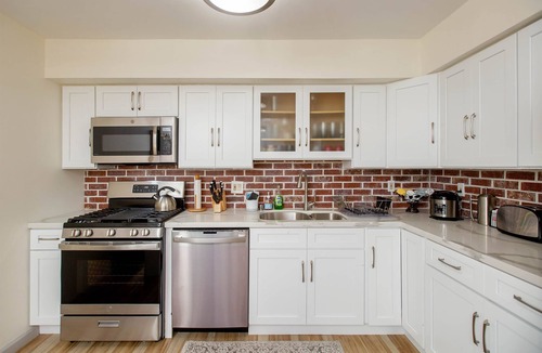 Alameda Apartment | Alameda 2 BR 2BA Apt. AC, 3 blocks to beach & shopping center & free parking