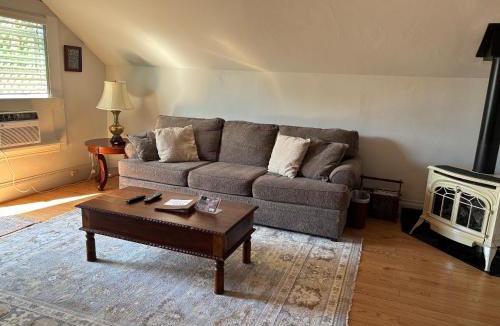 Alameda Apartment | Alameda 3BR luxury Penthouse 2 blocks to downtown 3 blocks to the beach AC and 2 free parking spaces