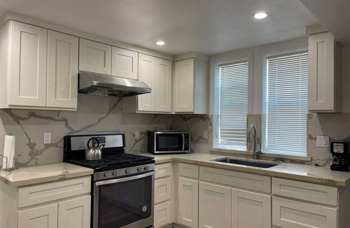 West Alameda Apartment | Alameda Modern Victorian 2BD unit D