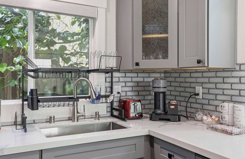 San Ramon Cottage | Angie Oasis Yard, Loft & Stocked Kitchen near shopping & easy access to highway