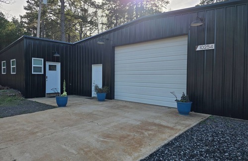 Russellville Apartment | Angler's Dream with huge garage space - Freshly Remodeled - 10 Min to Lake