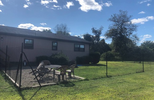 Sciota Ski Chalet | APACHE - Dog Friendly FENCED YARD Chalet