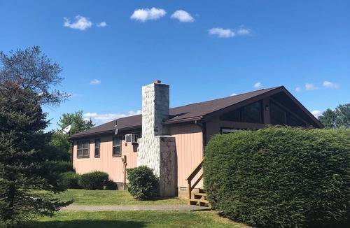Sciota Ski Chalet | APACHE - Dog Friendly FENCED YARD Chalet