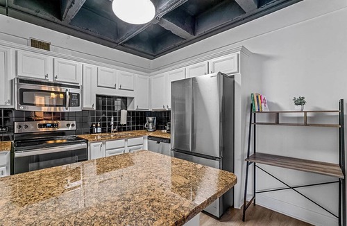 Brookhaven Apartment | Art Deco Buckhead 2BR/1BA Steps from Lenox Square & Piedmont Park