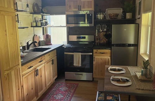 Painted Post Cabin | Ayers' Acres ~ Cabin 4, cozy near Corning-Watkins Glen-Finger Lakes sleeps 4