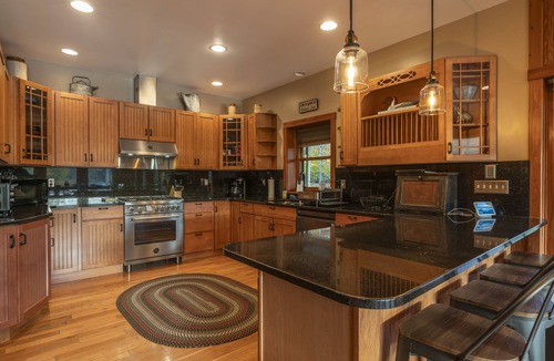 Town of Grafton House | Babcock Lake Luxury Retreat: Direct Waterfront, Deck & Huge Game Room