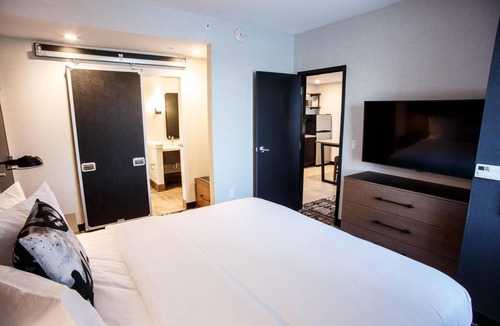 Lititz Hotel | Backstage Vibe Lancaster Charm-ADA Suite w/Roll-in Shower & Hearing Accessible