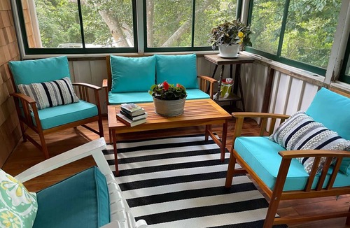 Baiting Hollow House | Baiting Hollow 2BR Blufftop Cottage | Sound Views, Screened Porch, Beach Access