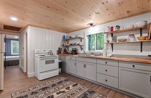 Rangeley Plantation Cottage | Balsam Breeze - cozy cottage on Mooselookmegunic!