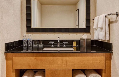Berkeley Hotel | Bayfront Stay Near Berkeley Marina + Dining & Pool