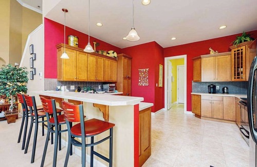 The Commons House | Bayside Resort home with sunroom plus pools, gym, hot tub, & sports courts