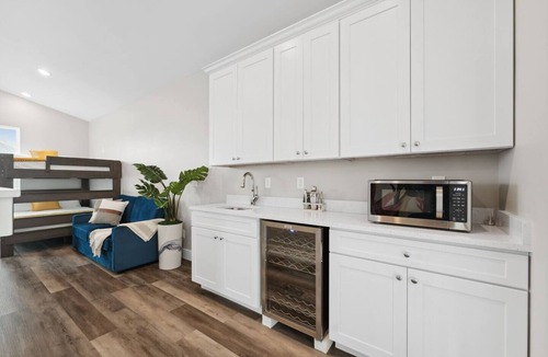 Holiday Beach House | Beach Days & Sunset Nights – Hot Tub, Arcade, Fire Pit, Sun Deck, BBQ grill