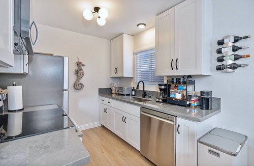 Crown Point Condo | Beach House one block from Mission Bay w/AC