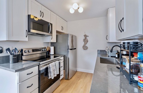 Crown Point Condo | Beach House one block from Mission Bay w/AC