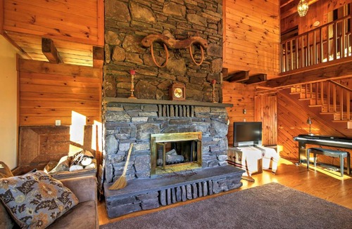 Fleischmanns House | 'Bearpen Lodge' on 125 Acres - Near Belleayre Mtn!
