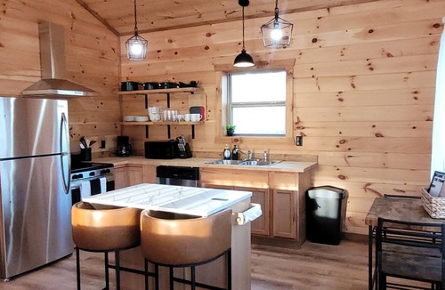 Jasper Cabin | Beautiful 2 bedroom cabin near the Buffalo River with Red Rock Mt. Views