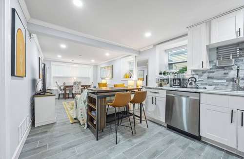 Buckhead House | Beautiful Buckhead Unit + Direct MARTA to World Cup Stadium + King Bed