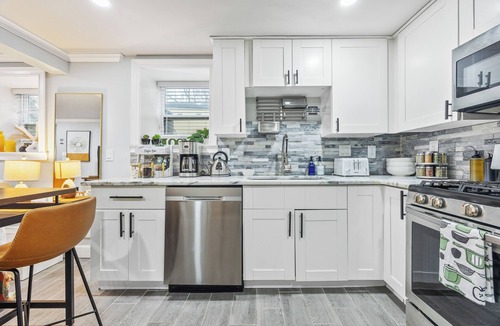 Buckhead House | Beautiful Buckhead Unit + Direct MARTA to World Cup Stadium + King Bed