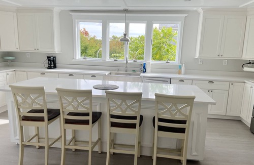 Wakefield House | Beautiful condo next to commuter rail into Boston