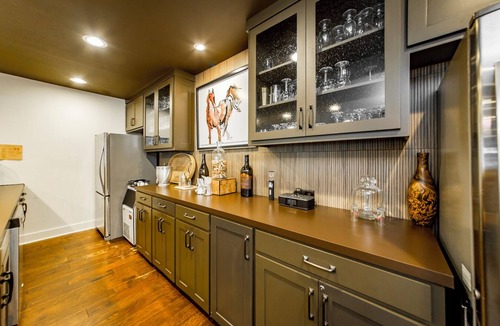 Drasco Cabin | Beautiful Lakefront Lodge. Tannenbaum Lodge - family or business destination.