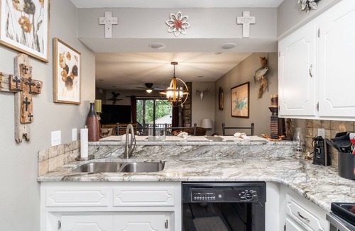 Mount Ida Condo | Beautiful Mountain Harbor Lake Ouachita Condo Remodel 2023 Dining Fishing Spa