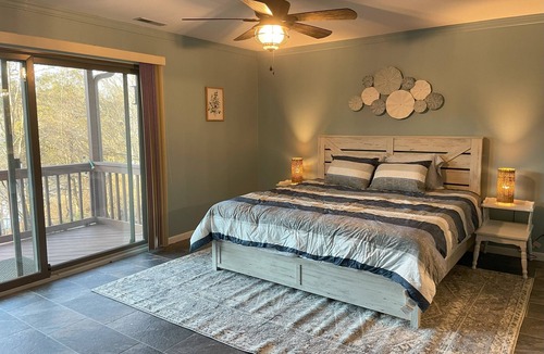 Springdale House | Beaver Lakeshore Escape - Stay right on the shore of Beaver Lake!