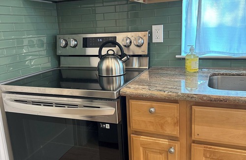 Oakland Cottage | Bella Vista Cottage; A charming 1-bedroom cottage with AC in vibrant Oakland
