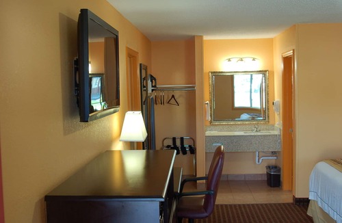 South Glens Falls Hotel | BLUE SKY INN Glens Falls-Saratoga-Lake George